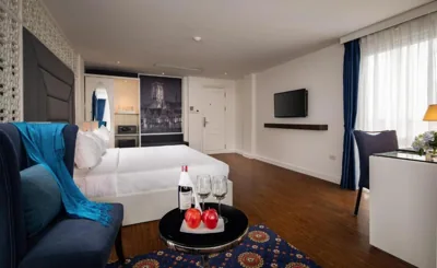 Suite lune de miel avec vue sur le lac — Victor Metropolis Hotel & Rooftop Bar