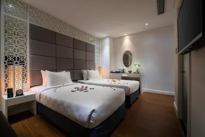 Chambre double ou lits jumeaux Premium avec fenêtre intérieure — Victor Metropolis Hotel & Rooftop Bar